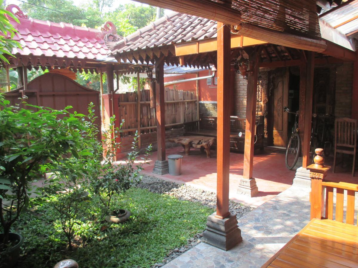 Rumah Ukhi Guest House Cebongan Exterior photo