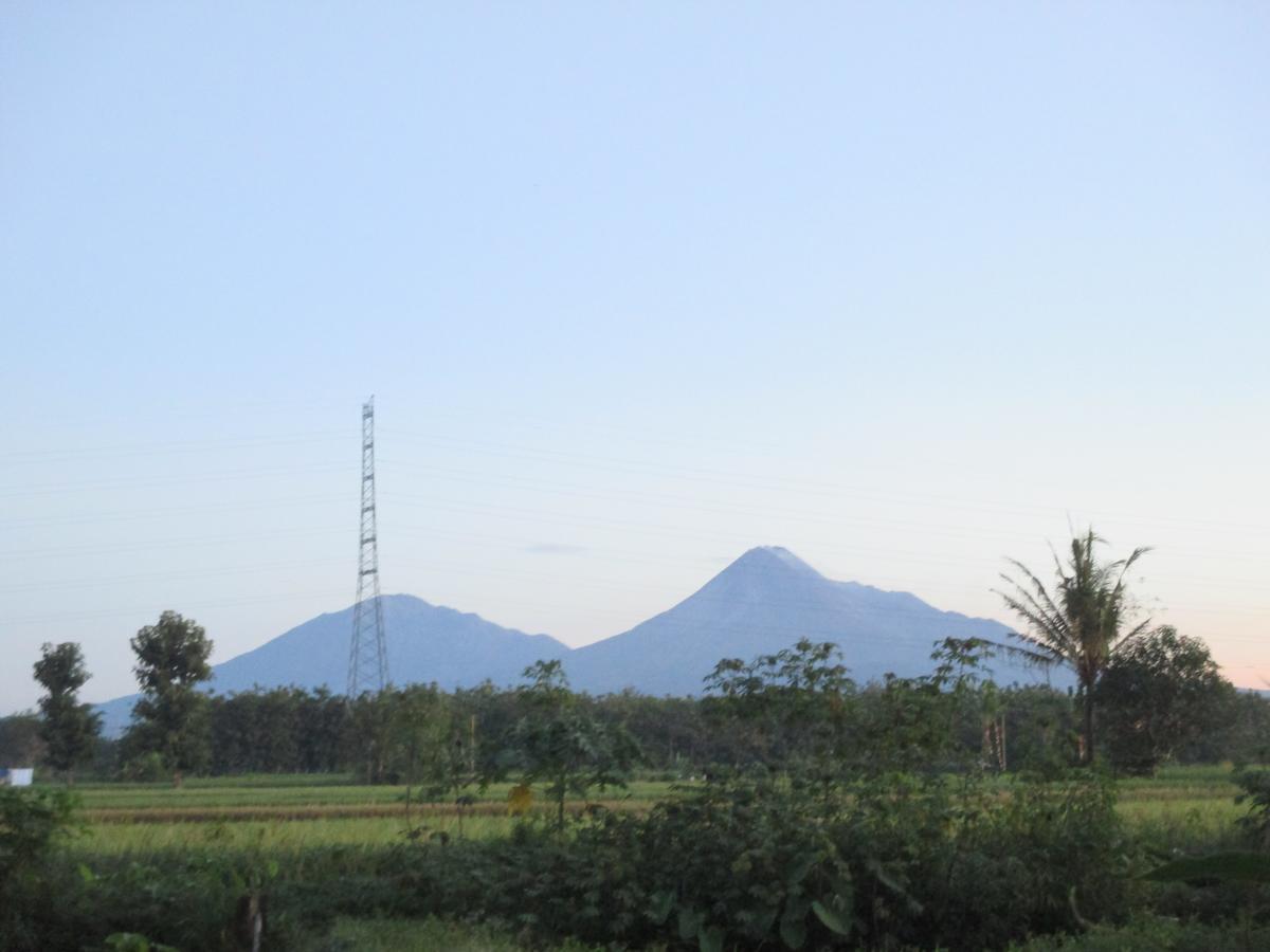 Rumah Ukhi Guest House Cebongan Exterior photo